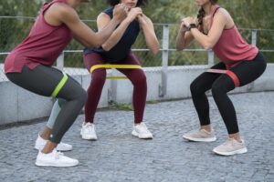 Kvinnor som tränar med gummiband