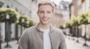 "Kvinnor, balansera kost, motion och sömn för optimal hälsa; glöm inte regelbundna hälsokontroller och stresshantering."