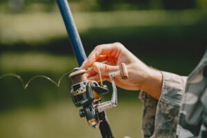 Man som håller i fiskespö
